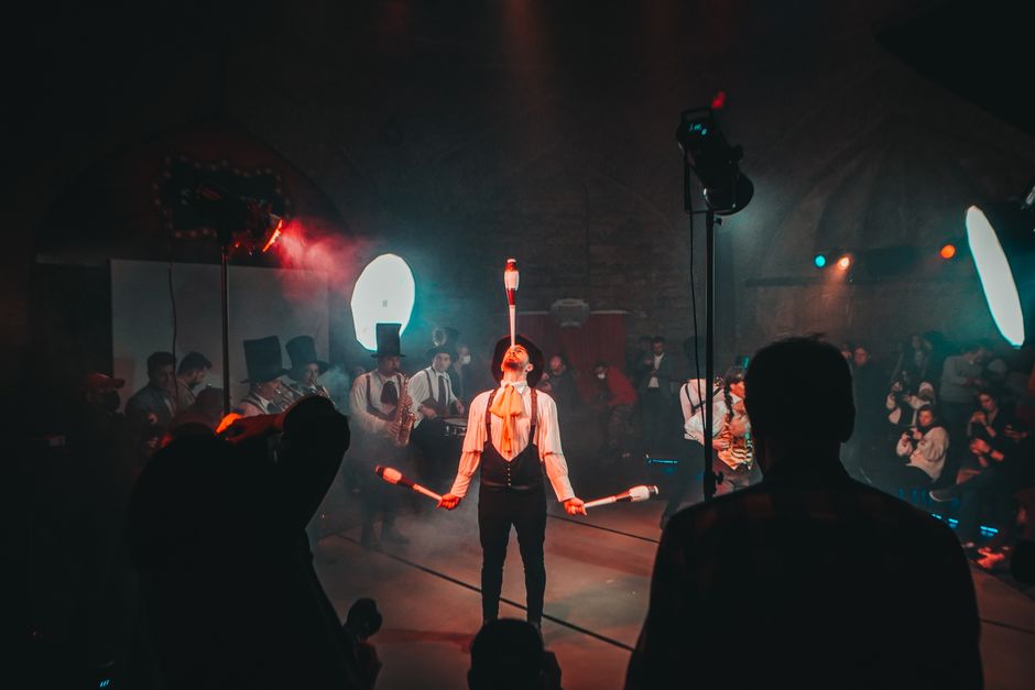 Cirkuski žongler na festivalu pod dramatičnim osvjetljenjem