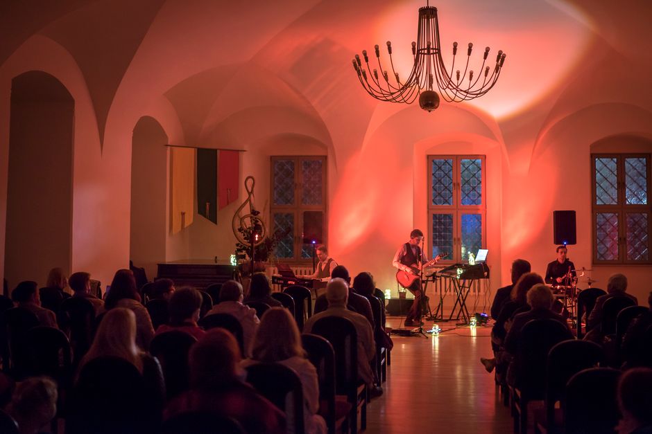 Intimni unutarnji koncert s muzičarima