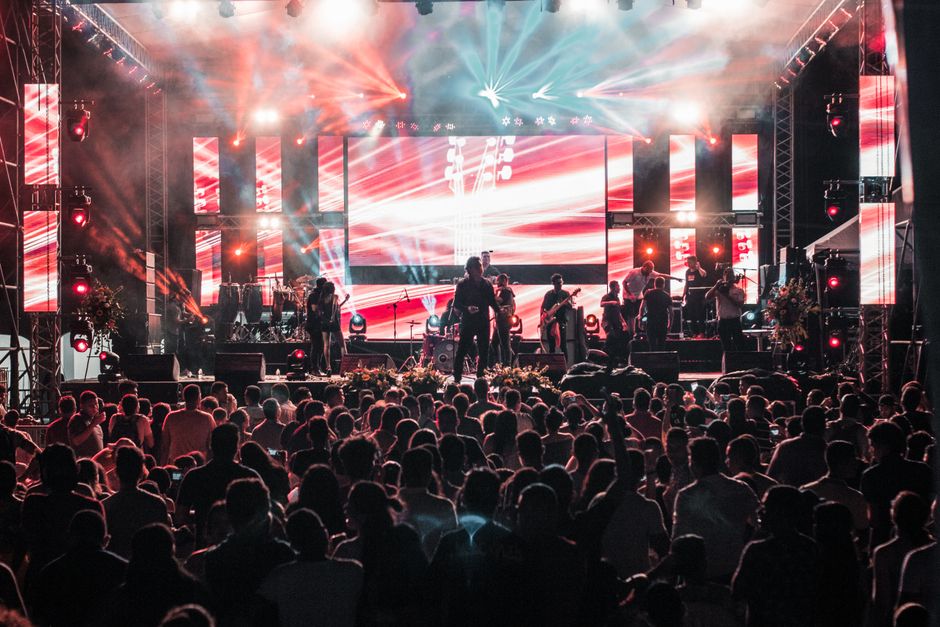 Živahan vanjski festivalski koncert s publikom